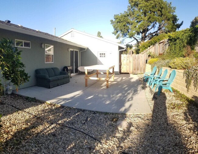 Building Photo - Immaculate 5 Bedroom 3 bath home with beautiful hill views!