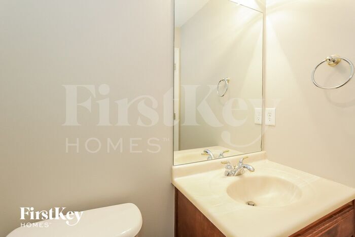 Building Photo - 205 Crown Oaks Ct