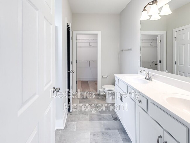 Building Photo - 1024 Hillbrook Dr