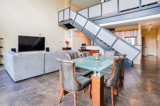 Building Photo - Fully Furnished 2-Level Condo for Traveling Nurses | 1,549 Sq Ft | Private Parking | Shared Living