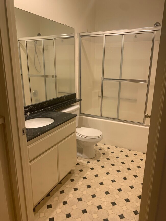 Building Photo - 500 S Berendo St