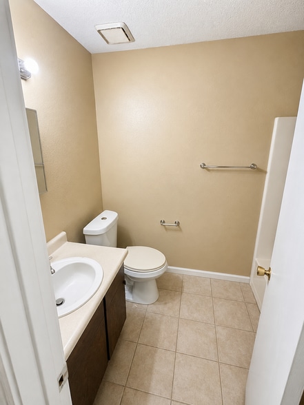 Building Photo - 1220 Oakplace Dr SW