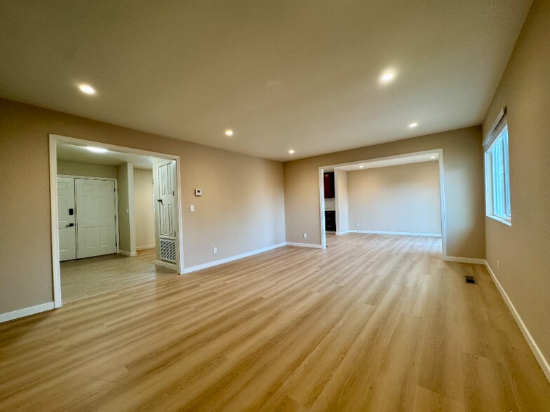 Building Photo - 148 Lancaster Way