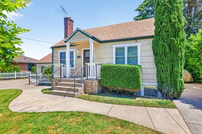Building Photo - Spacious NE Portland Home with Central A/C, Finished Basement & Loft