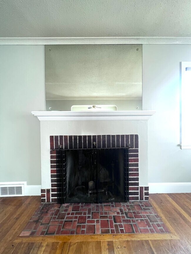 Building Photo - AVAILABLE JUNE 1ST: 4 bedroom 2 bathroom home!