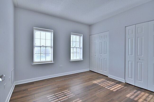 Building Photo - 210 N Addison Ave #401