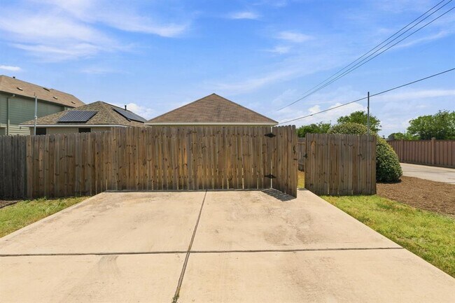 Building Photo - 4500 Senda Ln