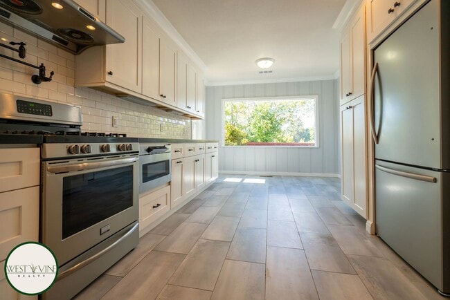 Building Photo - Gorgeous Single Story Home w/ Expansive Ba...