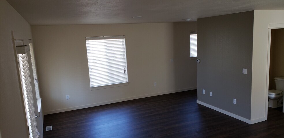 Spacious Living Room w/ accent wall - 1121 Sundial Ln
