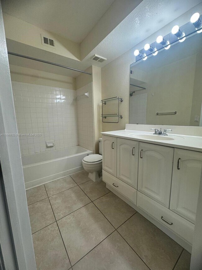 Building Photo - 12730 Vista Isles Dr