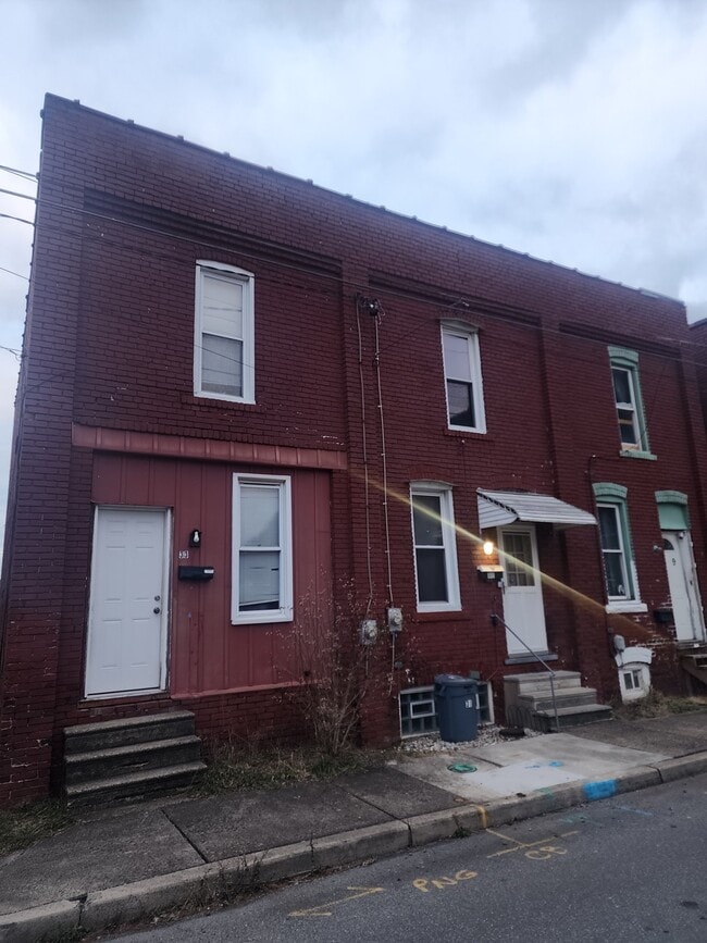 Building Photo - 33 Fleetwood St