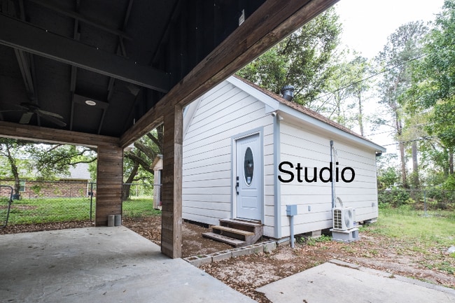 Building Photo - 1419 W Donovan St