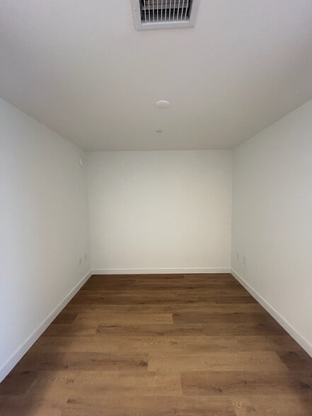 Building Photo - 1625 NE 124th St