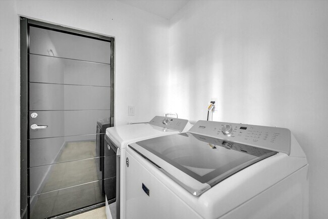 Building Photo - Beautiful Hollywood home in quiet neighborhood