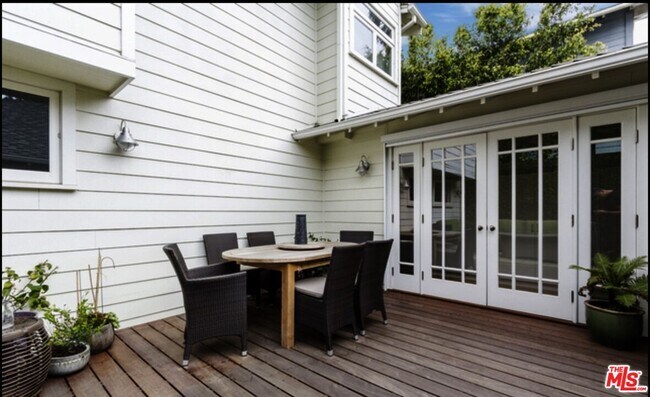 Building Photo - 652 Woodlawn Ave