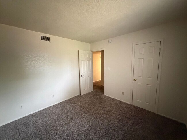Building Photo - 3 Bed 2 Ba Condo