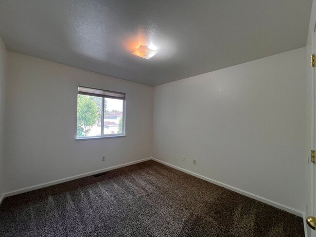 Building Photo - 665 Starlite Dr