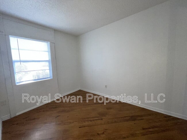 Building Photo - 222 Lakeview Dr
