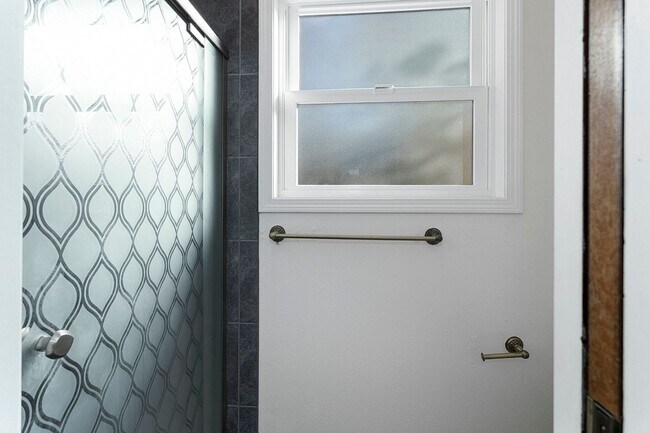 Building Photo - Spacious Home ! Huge living room, 2nd family room, kitchen nook and extra room off kitchen. Large...