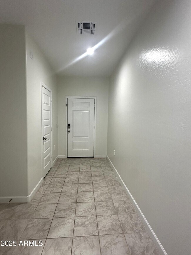 Building Photo - 2116 W Sable Ave