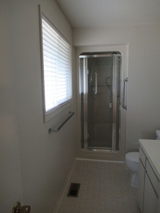 Building Photo - Great Three Bedroom Close South Salem