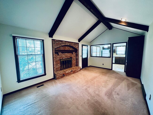 Building Photo - {12119} Spacious Home in Fantastic Locatio...