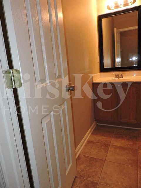 Building Photo - 2631 Parkview Dr