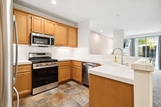 Building Photo - "Luxurious 2-Bed Condo Retreat with Fireplace & Pool Oasis in Ventura!"