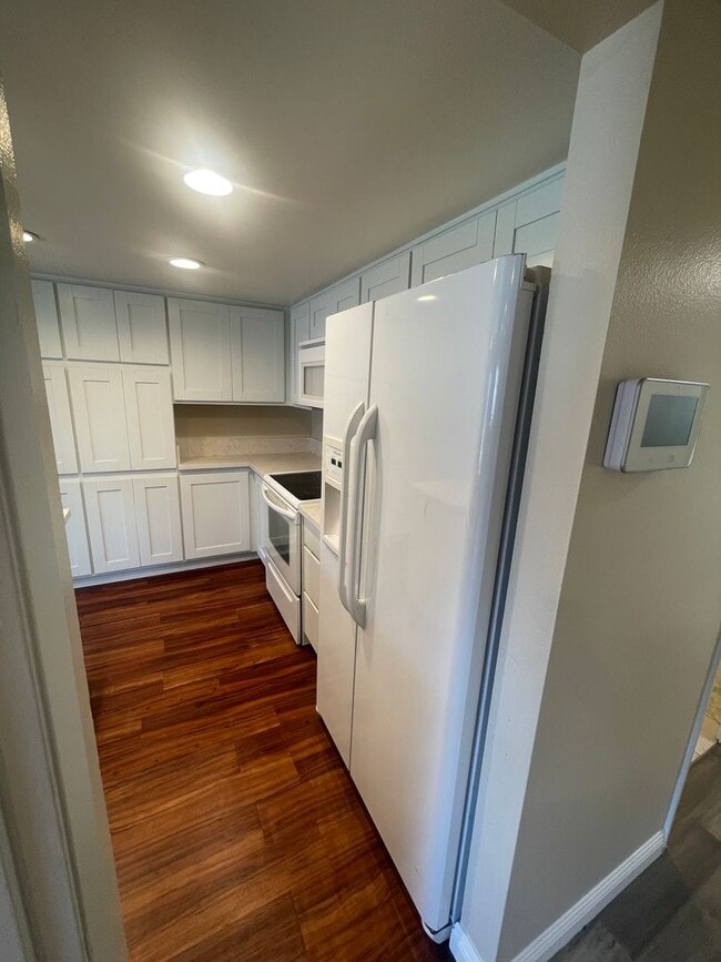 Building Photo - 3 Bed, 2 Bath Tanglewood For Rent- Single Story w/ Garage and AC!