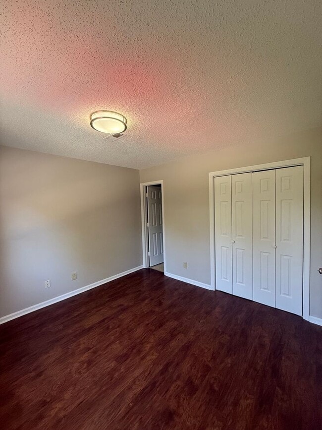Building Photo - Three bedroom, two bath condo in High Point