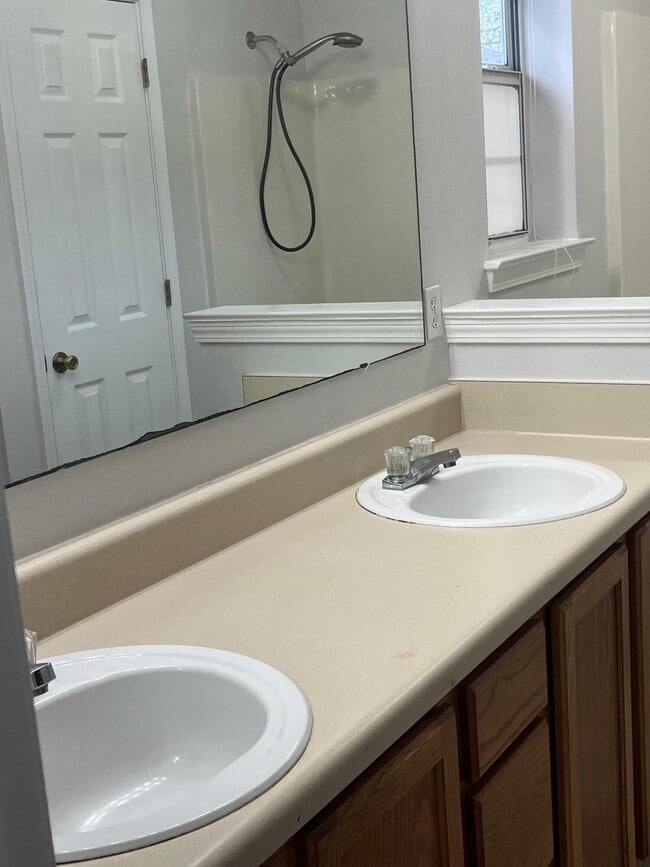 Building Photo - 5574 Huntleigh Pl