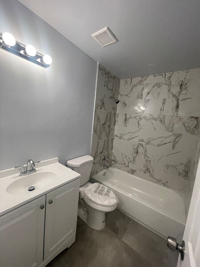 Building Photo - 780 NE 46th Ct
