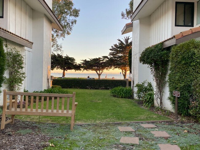 Building Photo - 659 Del Parque Dr