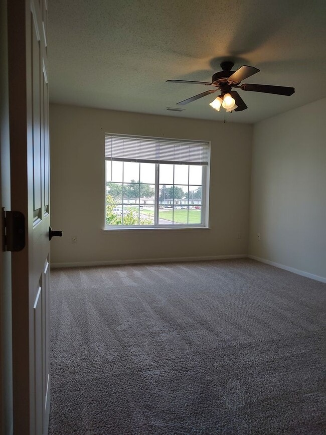 Building Photo - Diamond Valley Apartments