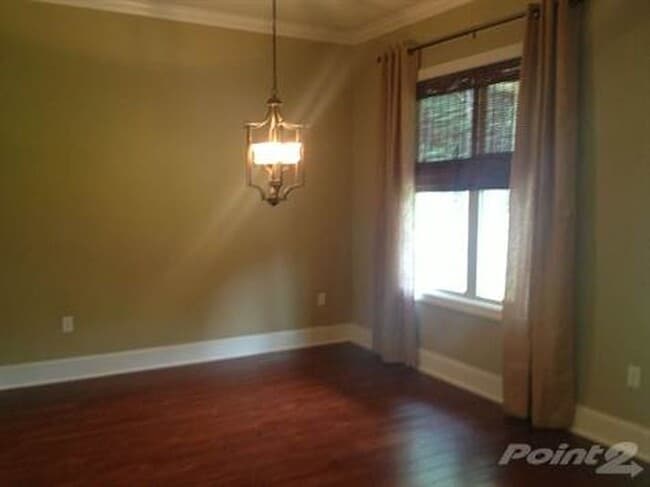 Building Photo - Oxford’s Best Neighborhood!!