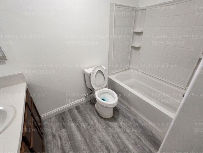 Building Photo - 4 bedroom/ 2 bathroom located in the South...