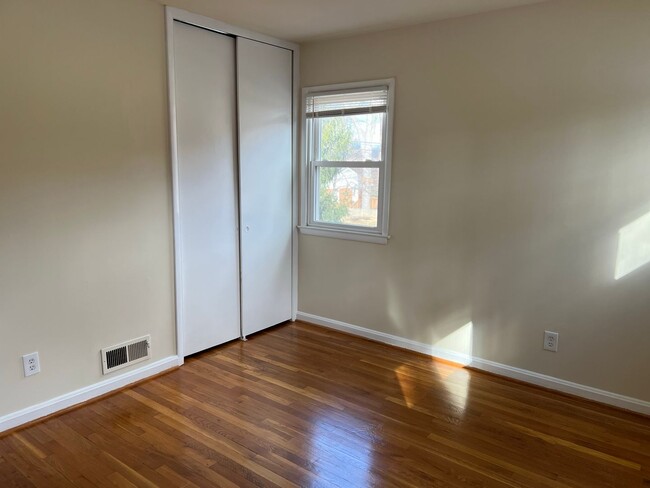 Building Photo - Lovely Split Level Close to Walter Reed, N...