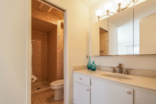 Building Photo - 960 Shorepoint Ct