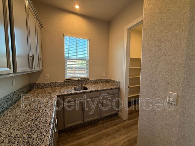 Building Photo - 614 Madrone St