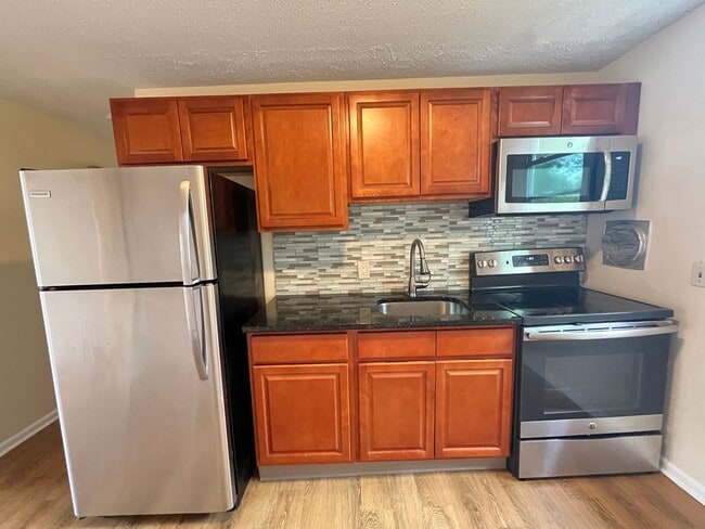 Building Photo - Two Bedroom One Bathroom Apartment! In Wes...