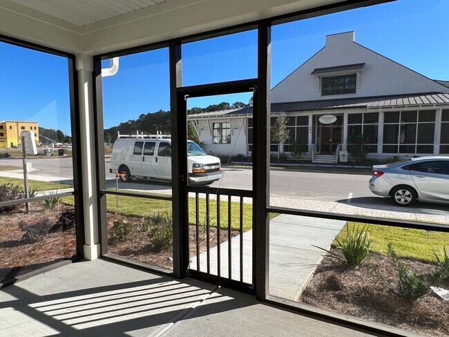 Building Photo - Lovely Three Bedroom Townhouse in Washington Square!