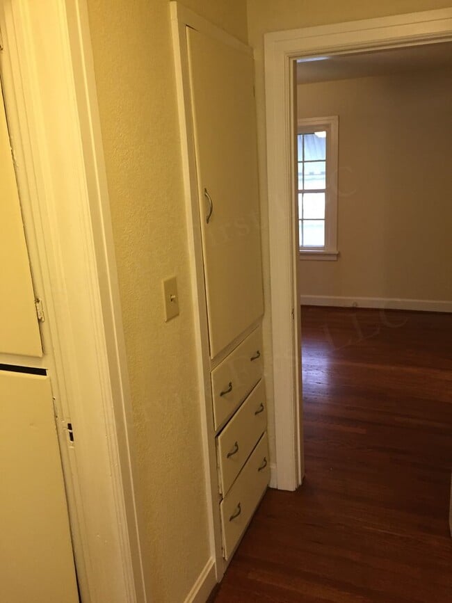 Building Photo - Very nice and LARGE 1 bed House for rent CLOSE TO MSU!
