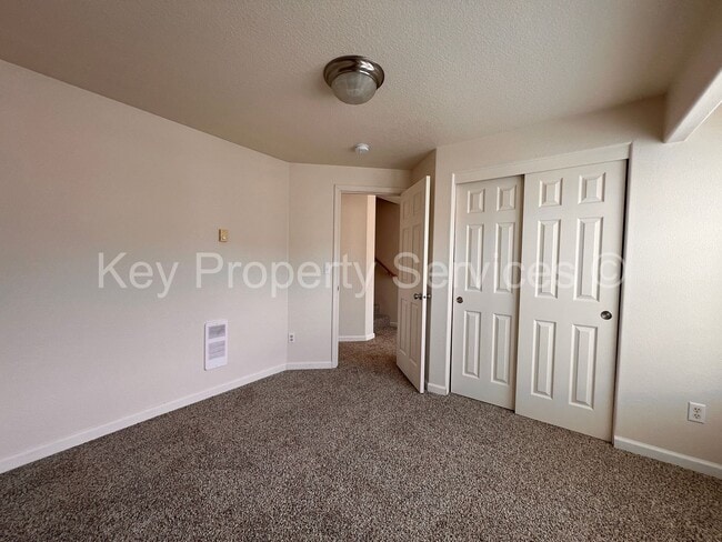 Building Photo - Orchards Townhome with Extra Deep Garage