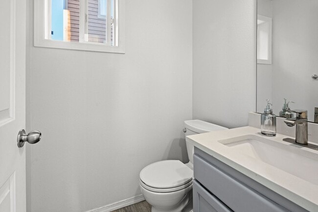 Building Photo - 3 bedroom Greenwood townhome with a view!