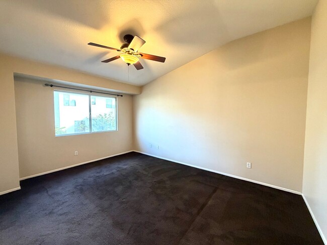 Building Photo - Move-In Ready 3 bedroom & 2.5 bathroom Home in the Gated Laurel Creek Community