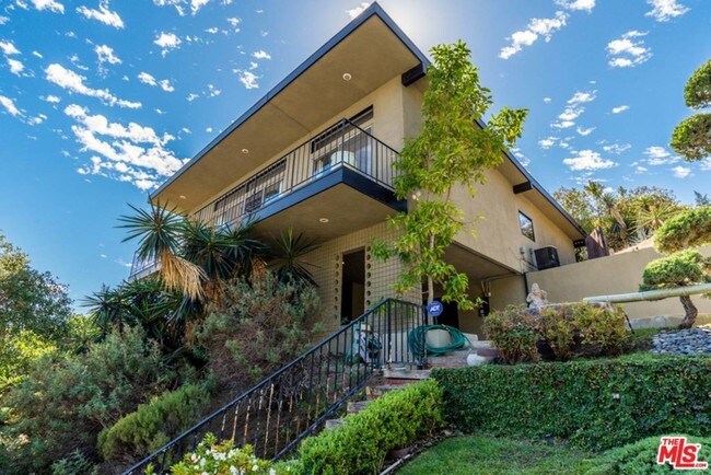 Building Photo - 2175 Ponet Dr