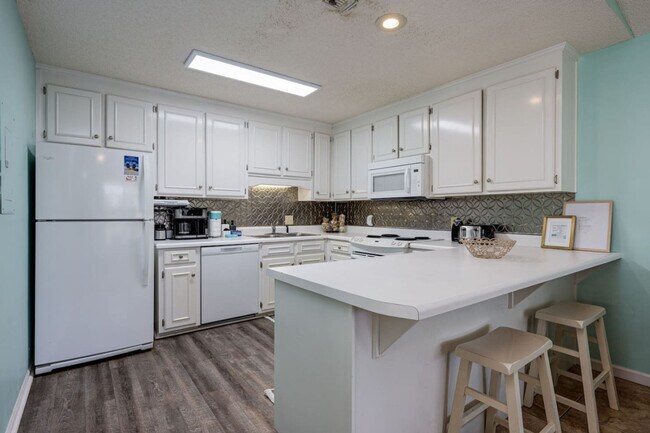 Building Photo - 17462 Front Beach Rd