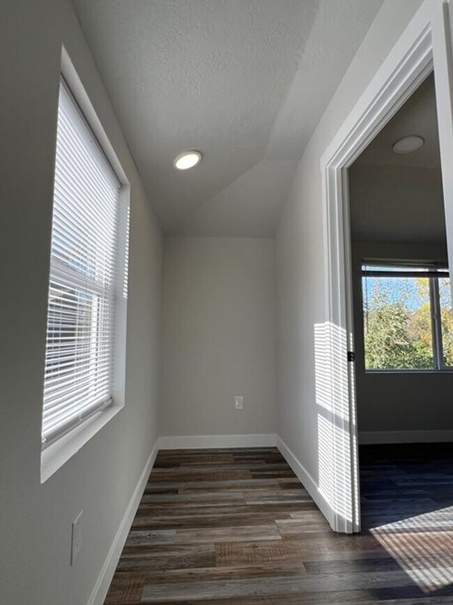 Building Photo - 3Bd/2Ba Two Story House - Available Now!