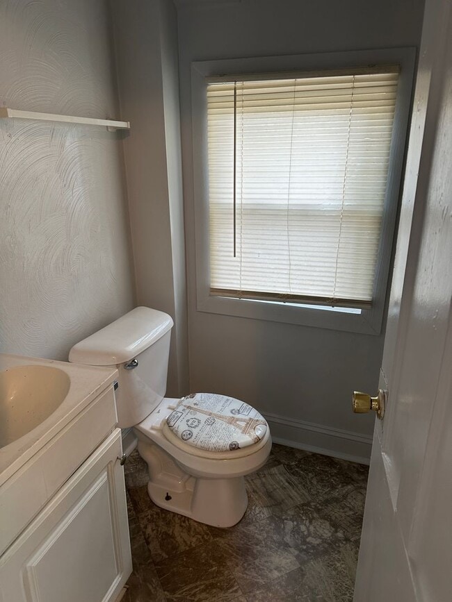 Building Photo - Spacious Duplex!