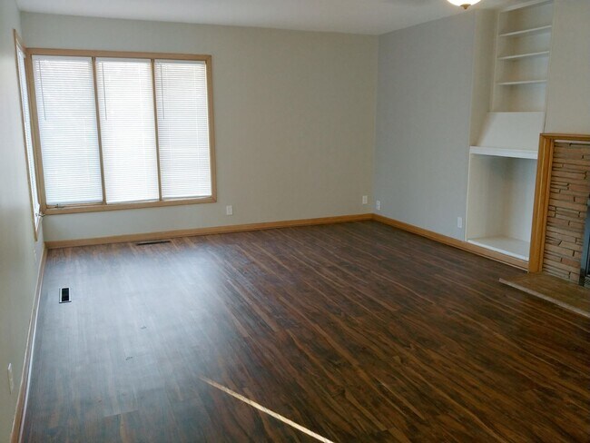 Building Photo - Newly Remodeled 3BD/2B House with a HUGE Back Yard and Patio for Summer Entertaining!